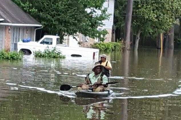 Residentes de vecindarios al noroeste de Houston se las ingenian para evacuar las zonas inundadas.