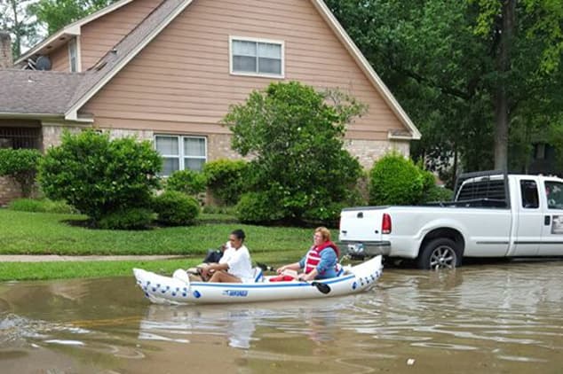 Residentes de vecindarios al noroeste de Houston abandonan sus viviendas debido a que continúan las inundaciones.