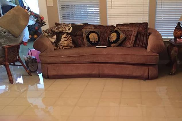 Algunos residentes del área de Katy, al oeste de Houston, aún sufren por acumulación de agua al interior de sus viviendas