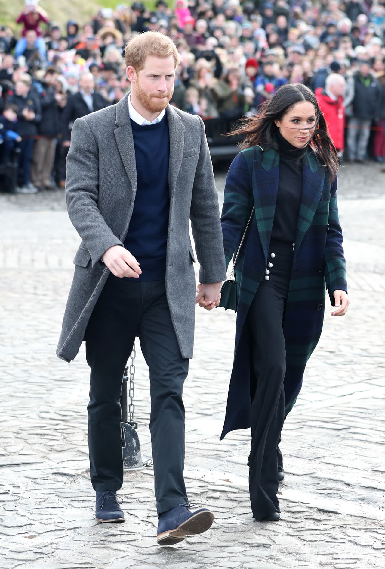 <b>13 de febrero, 2018</b>
<br>La elección de Meghan para visitar Escocia fue un políticamente correcto abrigo en cuadros escoceses de Burberry y los pantalones Veronica Beard que le habíamos visto tiempo atrás.