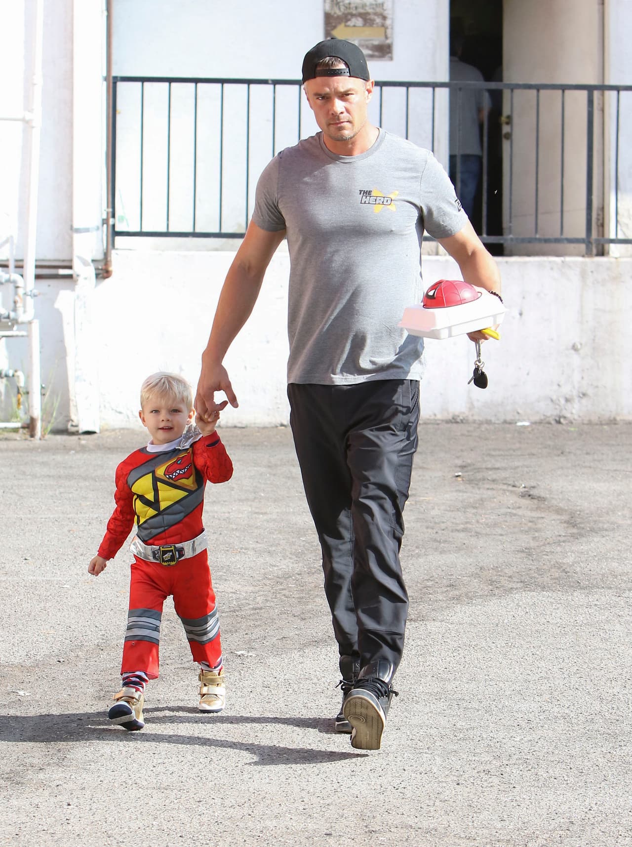 Se veía feliz luciendo su disfraz con toques de dinosaurios.