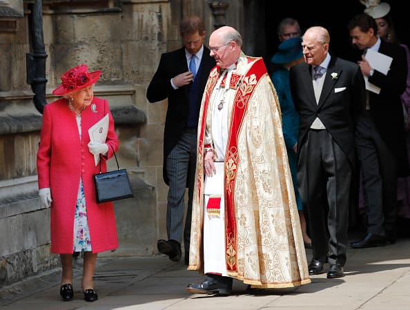 En punto de mediodía inició la ceremonia oficiada por el reverendo David Conner, en foto con la reina Isabel II y los príncipes Felipe y Harry.