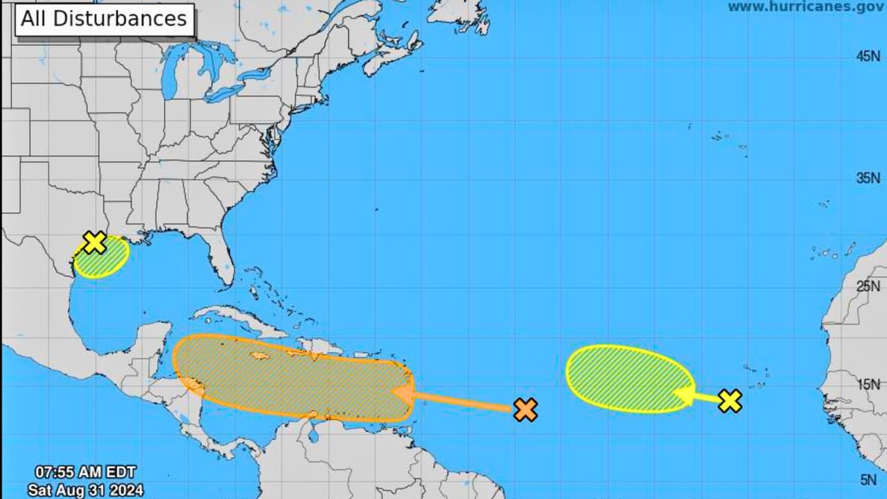 Otra gráfica del Centro Nacional de Huracanes indica la ubicación de los tres sistemas que se vigilan en el Golfo de México y el Océano Atlántico a la tarde del domingo 1 de septiembre.