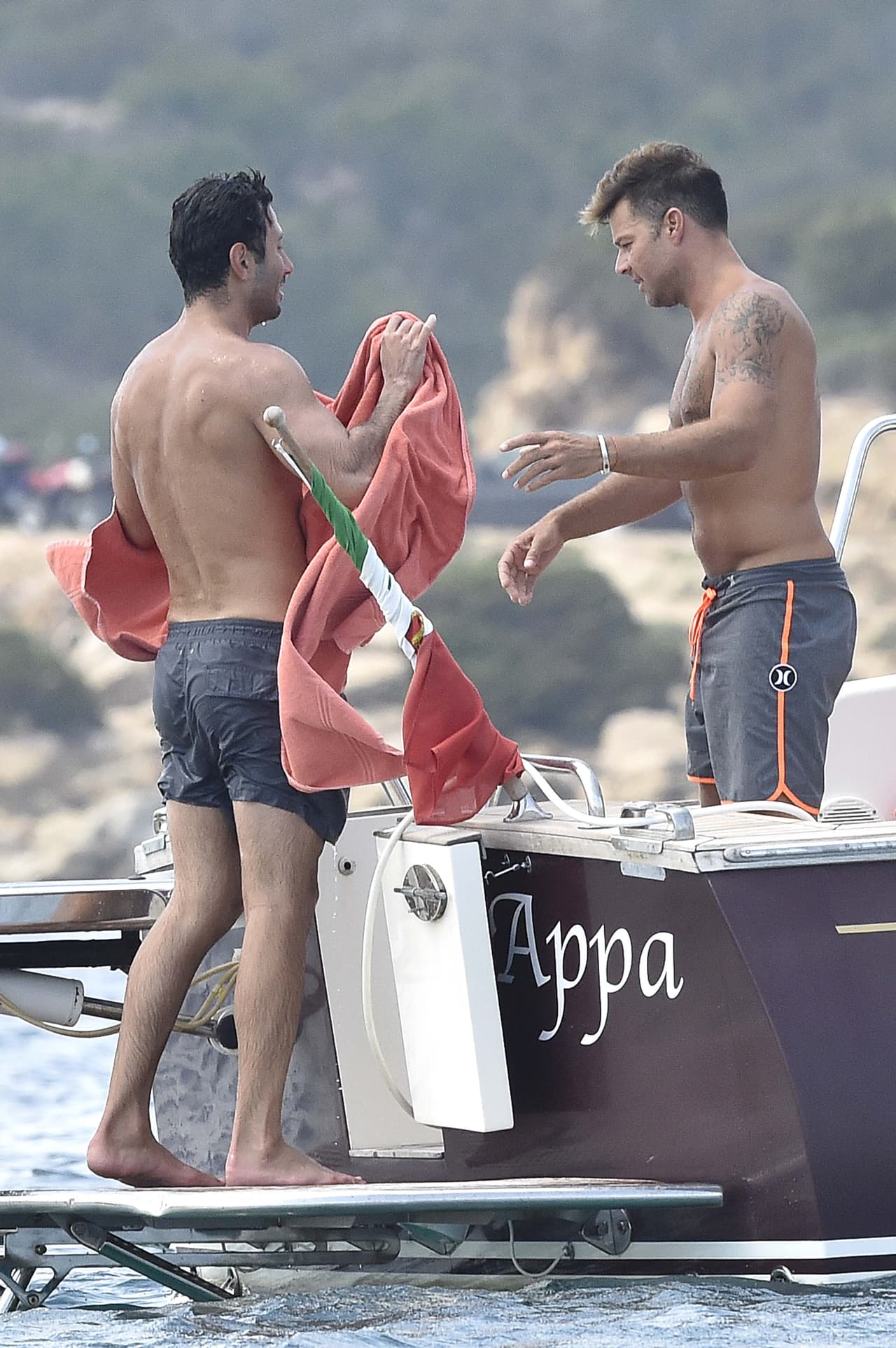 De inmediato se cubrieron con toallas.