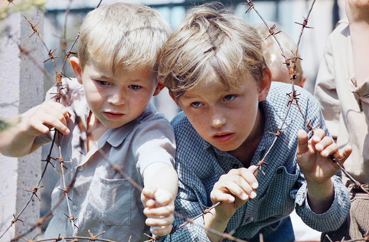 Las fuerzas bosniocroatas planeaban construir un nuevo estado étnicamente puro. Al mando de Slobodan Praljak, los ancianos, mujeres y niños fueron expulsados de sus hogares, que luego eran destruidos. En la fotografía de 1993, dos niños musulmanes bosnios refugiados.