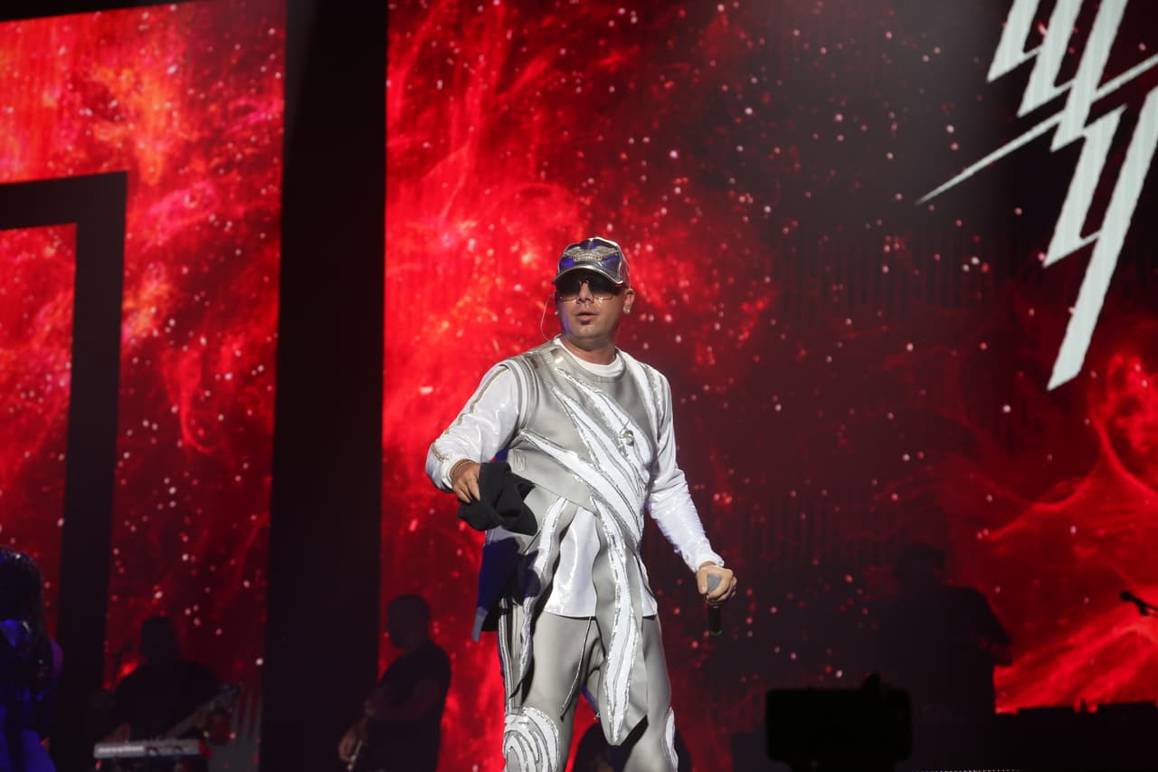 Mientras que 
<b>Wisin</b> dejó hasta la última gota de sudor encima del escenario.