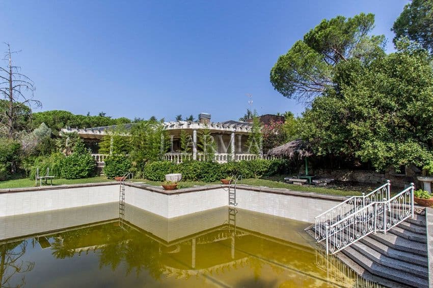 <b>Sergio Ramos</b>
<br> Actualmente vive en una residencia que le compró a Ronaldo Nazario, sin embargo, decidió hacerle unas remodelaciones por la cantidad de 12 millones de euros.