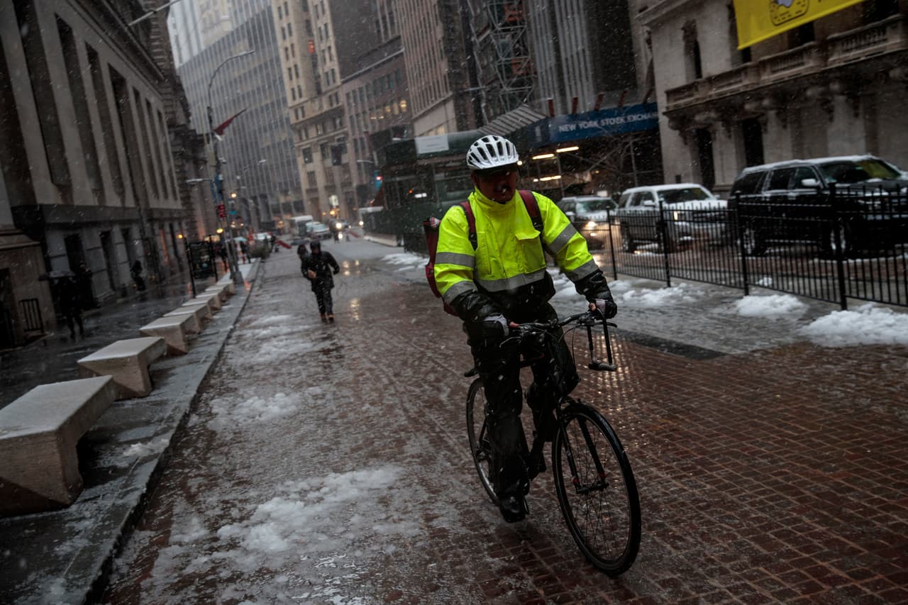 Mientras una gran tormenta de invierno seguía azotando la región triestatal con fuertes nevadas y vientos el jueves, algunos residentes reportaron apagones por la mañana.