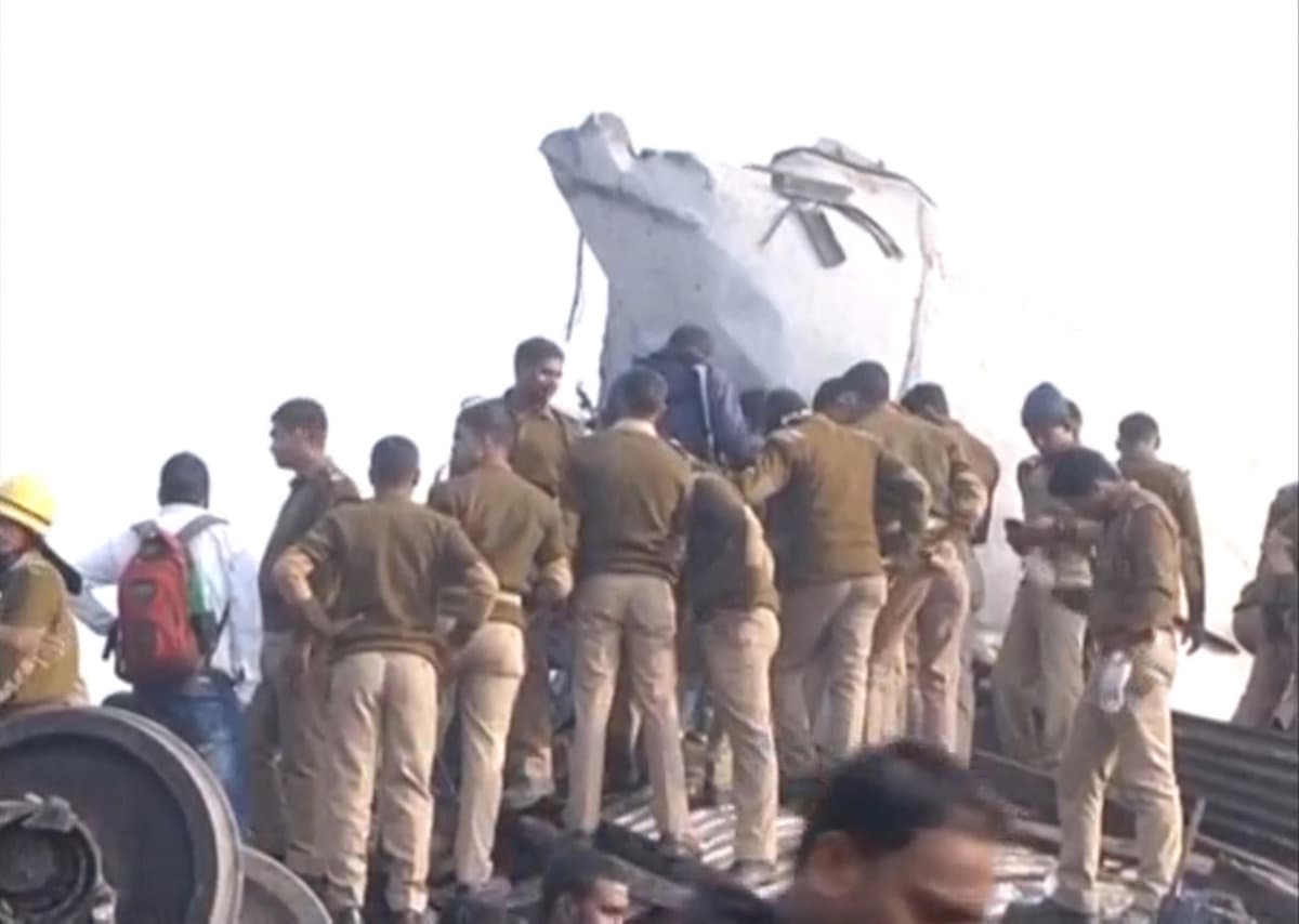 Oficiales de policía ayudan a evacuar heridos de los vagones del tren descarrilado en India