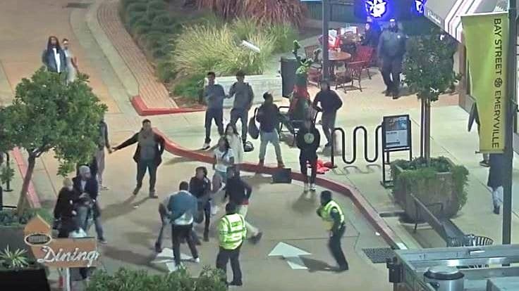 Arrestan a adolescentes por atacar a una mujer y un oficial fuera de servicio en un centro comercial del este de la Bahía