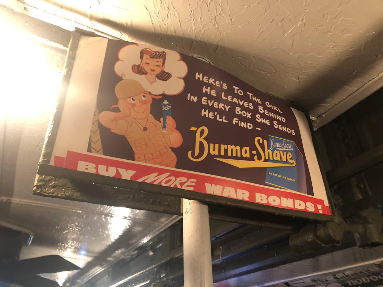 Tal y como hoy, la publicidad estaba muy presente en los subways de antaño.