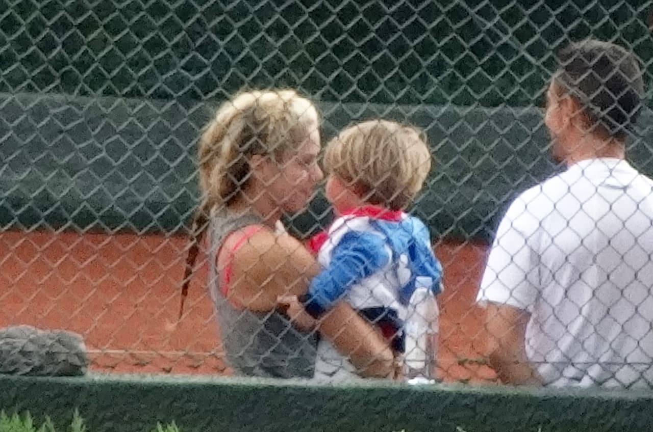 Ya después el pequeñín quiso irse a los brazos de mamá.
