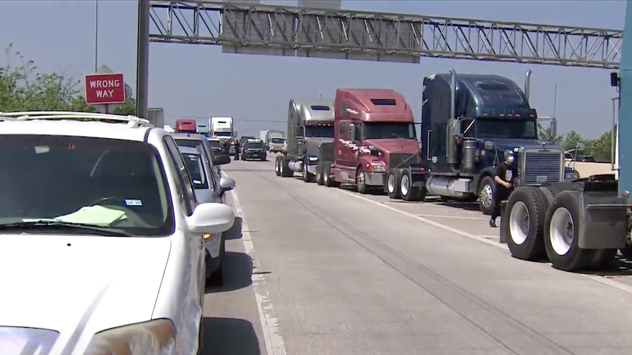 Más de 200 camioneros realizan una protesta pacífica al noroeste de Houston y exigen mejora salarial