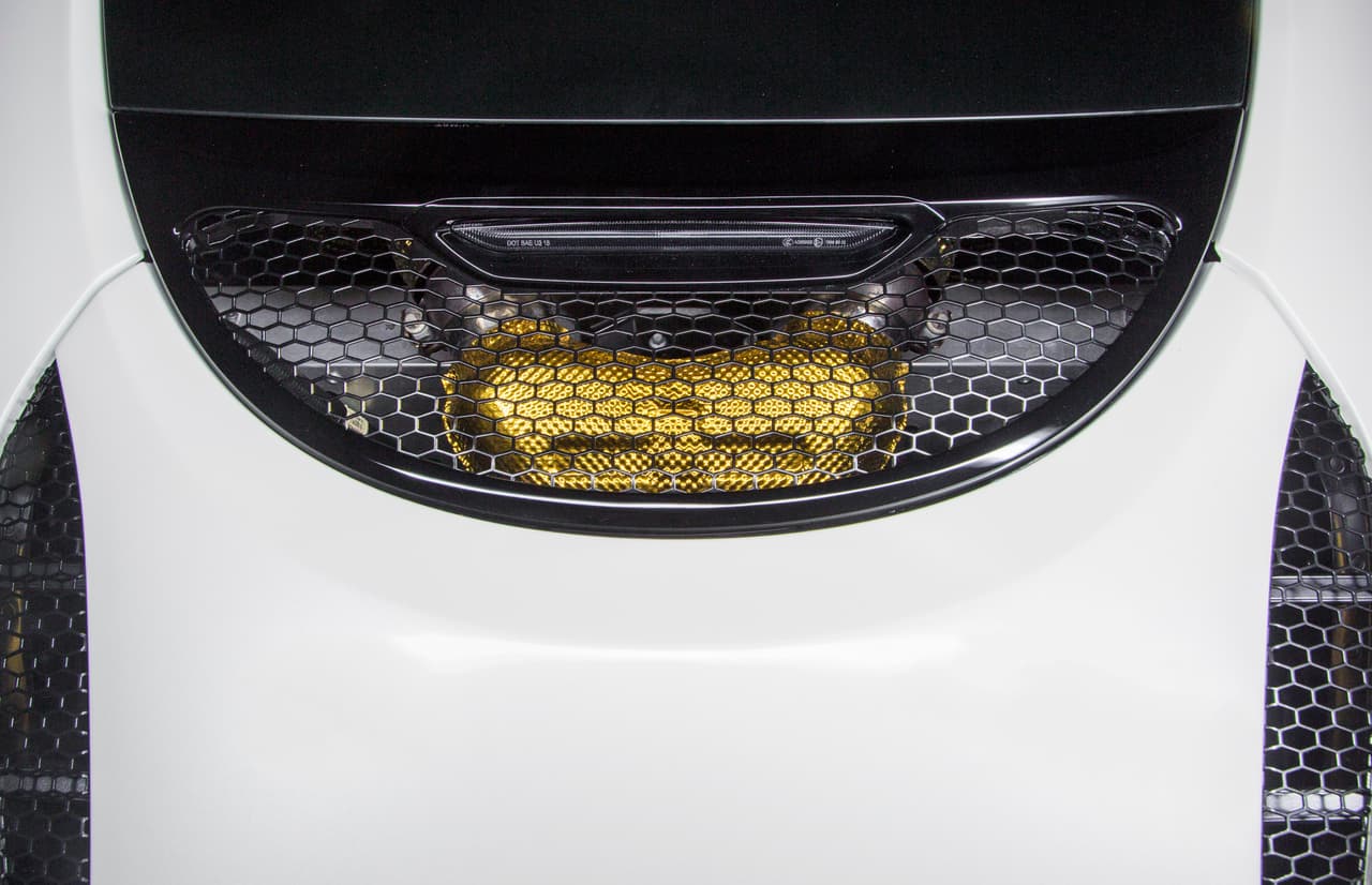 Al igual que el 570GT regular, el McLaren 570GT by MSO Concept cuenta con un V8 McLaren M838TE doble turbo de 3.8 litros que produce 562 caballos de fuerza y 443 lbs.-pie de torque. Todo este poder moviliza al 570GT a través de las ruedas traseras gracias a una transmisión secuencial de 7 velocidades que puede ser utilizada en modo normal, deportivo o de pista.