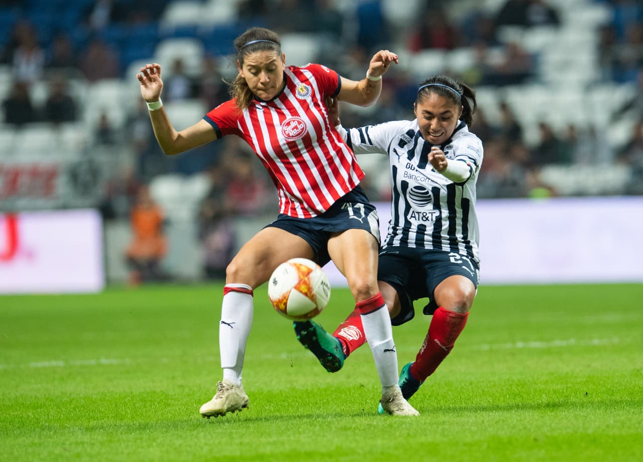Pero el juego, conforme fue avanzando, se calentó. Los rioces, la rispidez y las miradas que matan empezaron a aflorar en el terreno de juego del Estadio BBVA.