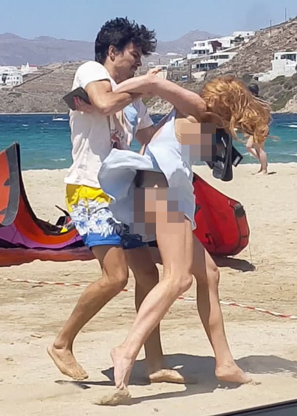 Parte del trasero y escote de la actriz quedaron expuestos.