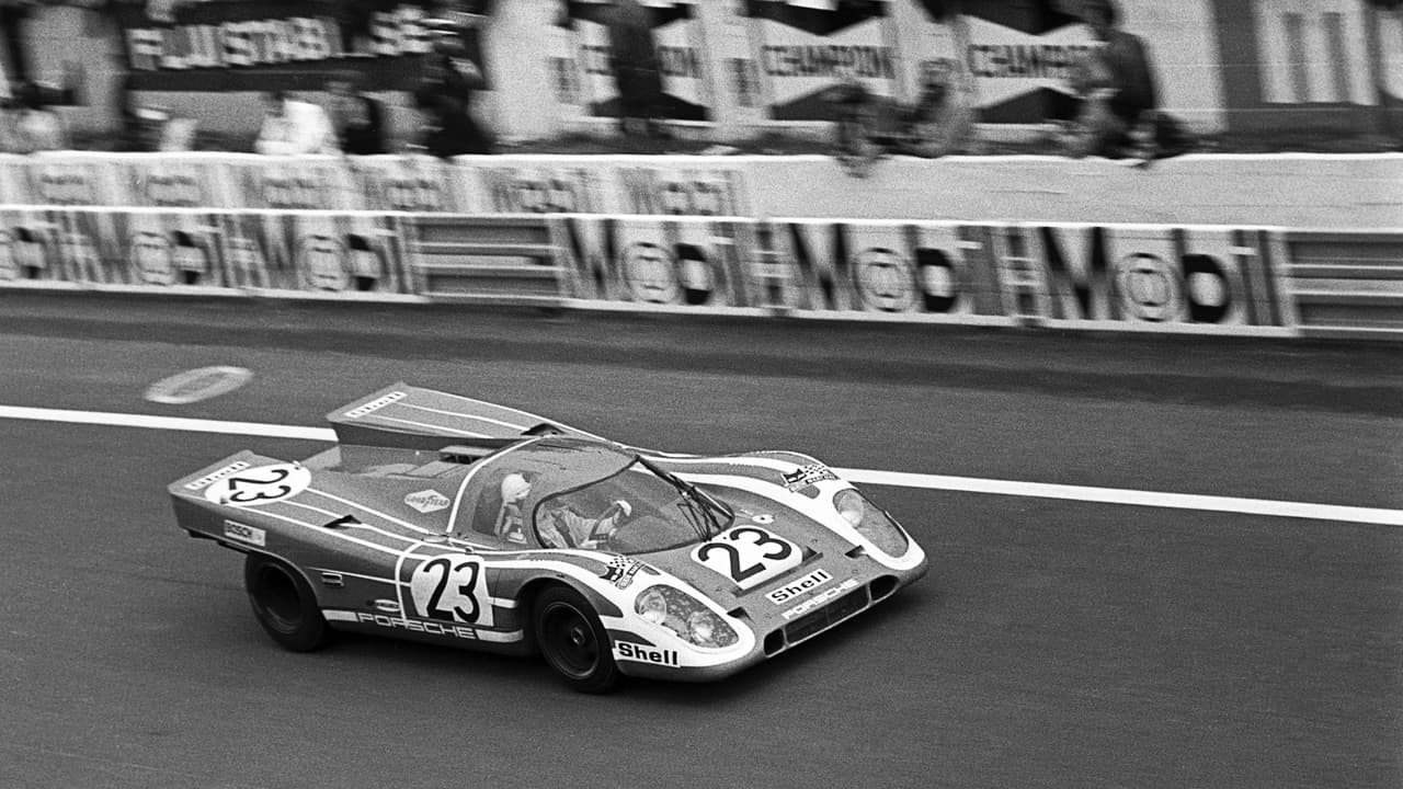 Las 24 horas de Le Mans de 1970 es considerada como una de las ediciones más emocionantes en la historia del evento. Ford se retiró despu´és de la temporada 1969 
<b><a href="https://www.univision.com/noticias/autos-historicos/ford-v-ferrari-la-enemistad-que-creo-una-leyenda-fotos" target="_blank">habiendo ganado la contienda por cuatro años seguidos</a></b> sin darle a Enzo Ferrari la oportunidad de obtener la revancha. Ferrari esperaba que 1970 sería su año, pero no contaba con 
<b>el equipo Porsche y su 917</b>. Para hacerle las cosas peores, durante un fuerte aguacero dos de los autos de Ferrari chocaron quedando inhabilitados para continuar la carrera. En la imagen el piloto inglés Richard Attwood en el Porsche 917K número 23, está a punto de cruzar la meta de las 24 horas de Le Mans el 14 de junio de 1970.