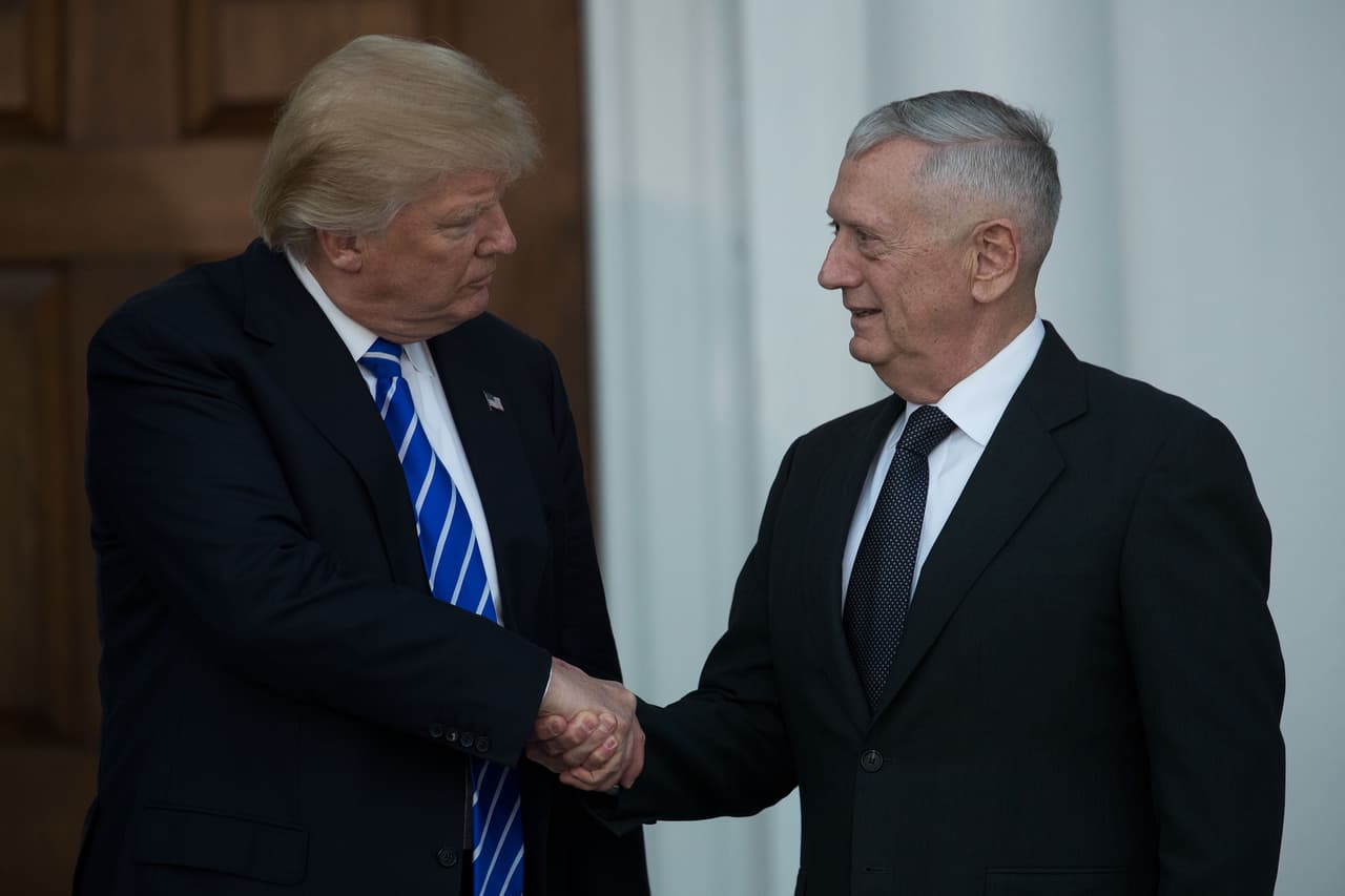 Trump saluda a James Mattis, con quien se reunió el sábado. Mattie, un general retirado, podría ser nombrado como secretario de Defensa.