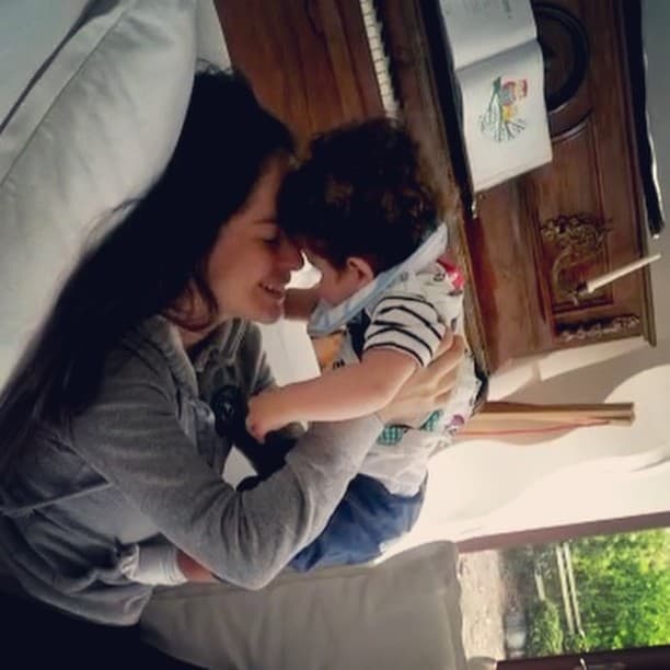 "Empezó una etapa de
<b><a href="https://www.univision.com/famosos/mama-no-danna-garcia-cuenta-que-el-coronavirus-le-hizo-sufrir-el-rechazo-de-su-hijo-dante-video" target="_blank"> 'mamá no, mamá no'</a></b>. En un principio no me lo podían enseñar porque lloraba cada vez que me veía en el teléfono. Estaba enojado conmigo", dijo emocionada.
<br>