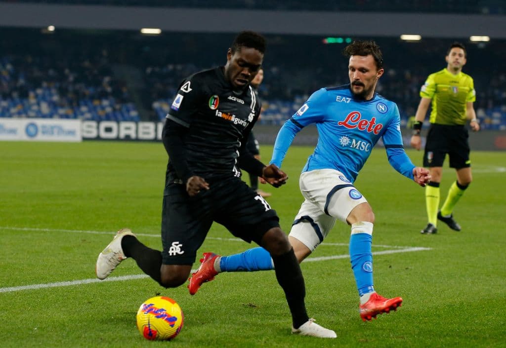 Con un autogol de Juan Jesus al minuto 37 Spezia logra mantener la difrencia y le pegan 0-1 al Napoli y en su estadio.