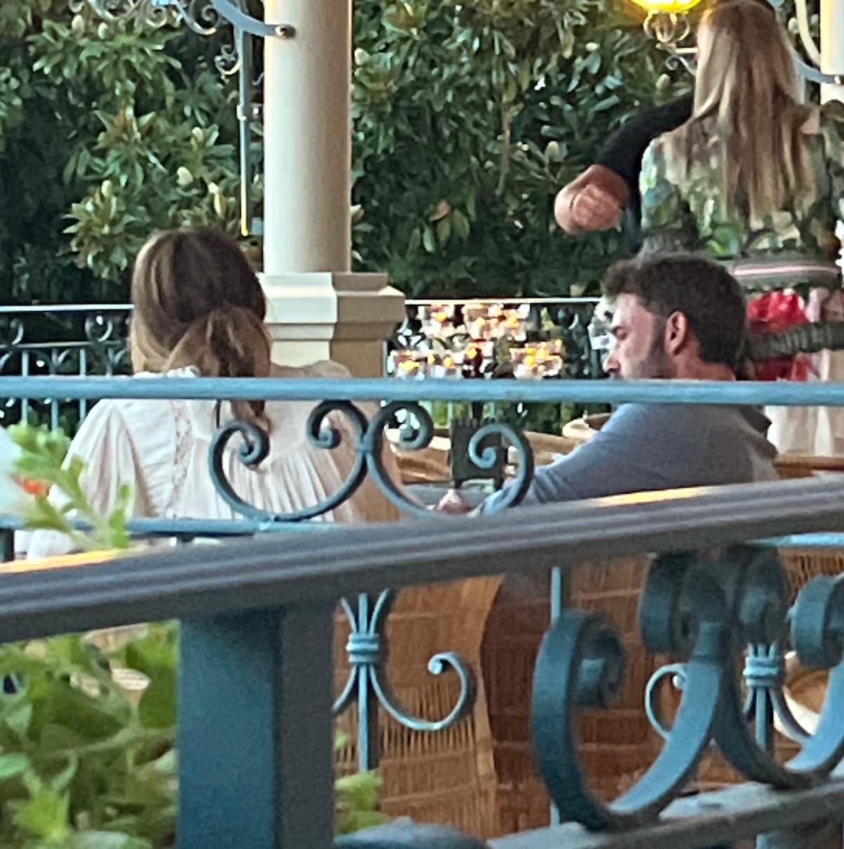 Una fuente que estuvo en el restaurante le aseguró al portal de la revista People que los recién casados "
<b>solo estaban atentos el uno al otro</b>, no tenían ojos para nada más".
<br>