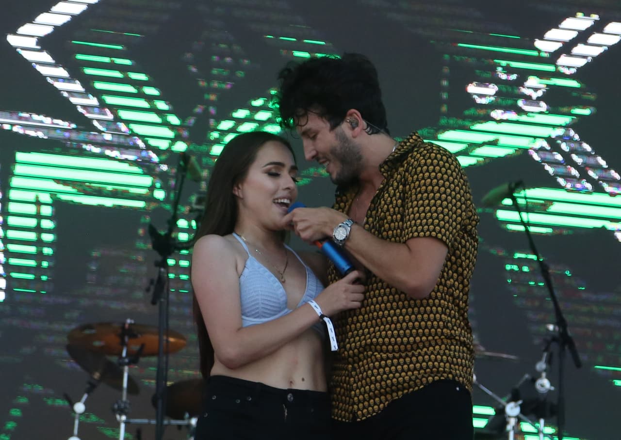 Una afortunada chica tuvo la oportunidad de subirse al escenario y ser consentida por el artista mientras cantaba al ritmo de 'Robarte Un Beso'.