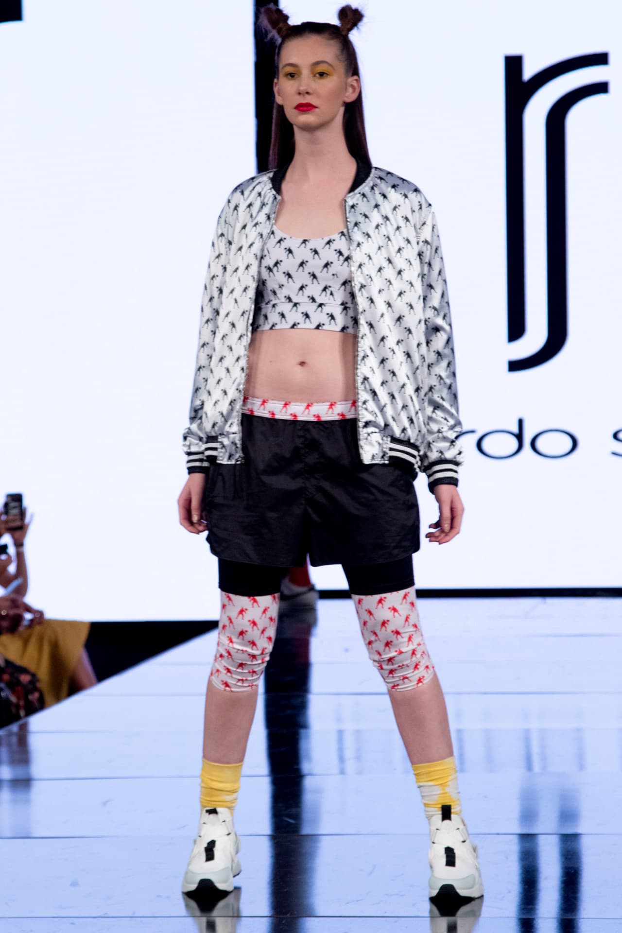 <b>Ricardo Seco</b> plasmó el toque de El Chapulín Colorado en 
<b>camisetas, sudaderas así como chaquetas</b> en las que además imprimió algunas de las frases más populares del personaje.