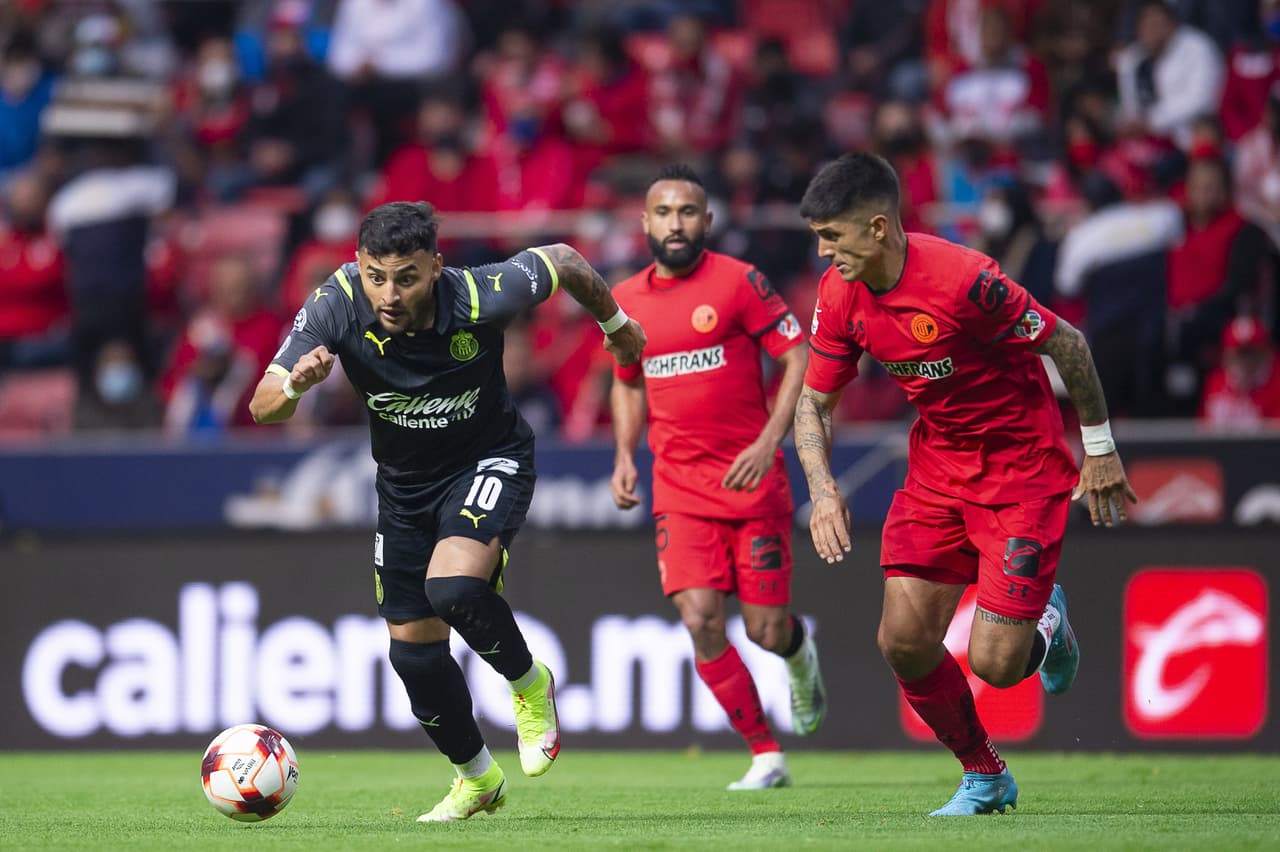 En un partido de poder a poder y donde Chivas se quedó con 10 hombres desde el minuto 27, los Diablos Rojos rescataron el empate sobre la agonía del partido.