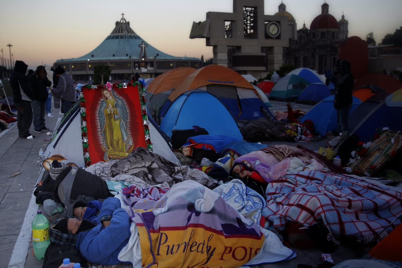 La tradición es una de las más populares de México y de las que más concentra feligreses católicos en América Latina. En la fotografía los peregrinos que pasaron la noche en tiendas de campaña, al fondo la basílica.