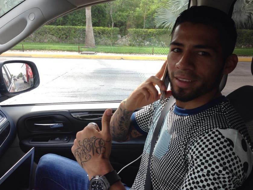 Tigres hace oficial la llegada de Javier Aquino