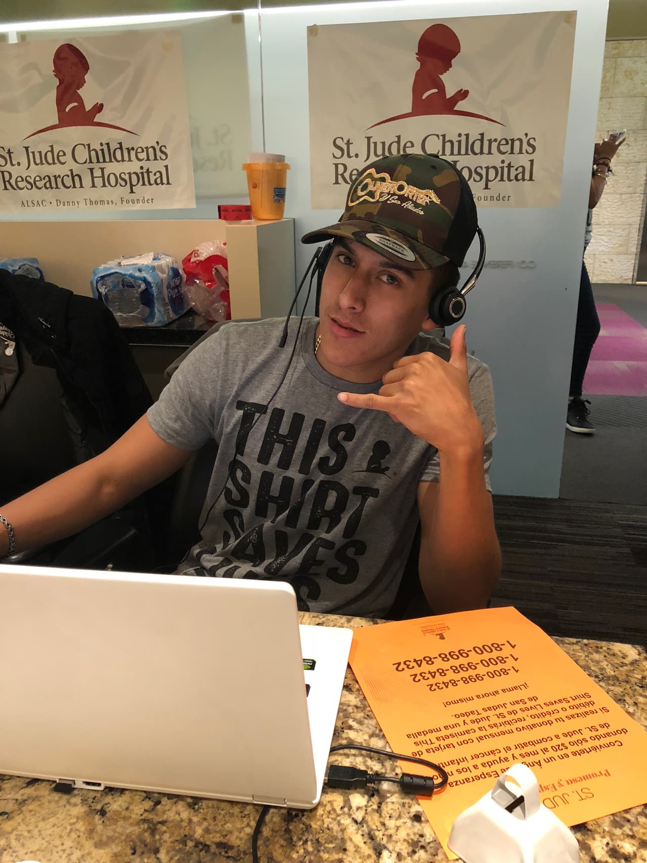 <b>Oliver Ortiz</b> invitó a todas sus fanáticas a donar.
<br>
<br>
<b>DONA AQUÍ: <a href="http://bit.ly/UnidosConStJude" target="_blank">bit.ly/UnidosConStJude</a></b>