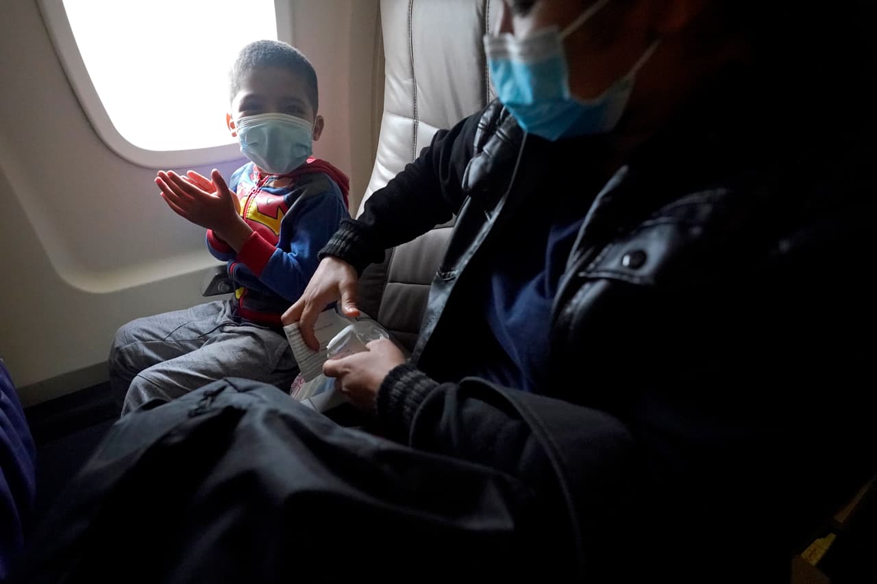 Yancarlos aplaude mientras se prepara para tomar un vuelo por primera vez con su madre. Su hijo cumple 6 años en septiembre. Muchas familias con niños un poco mayores que Yancarlos fueron expulsadas bajo una orden implementada por el gobierno del expresidente 
<a href="https://www.univision.com/temas/donald-trump">Donald Trump</a> que está relacionada con la 
<a href="https://www.univision.com/temas/pandemia">pandemia</a> de coronavirus y que el mandatario 
<a href="https://www.univision.com/temas/joe-biden">Joe Biden</a> ha mantenido vigente.