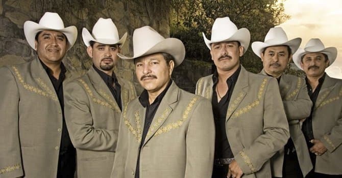 Ríos es toda una leyenda viviente de la música norteña y su gusto por el acordeón se dio gracias a que su papá se ganó ese instrumento en una rifa y se lo regaló, le gustó, lo comenzó a dominar y ahora es un maestrazo del acordeón.