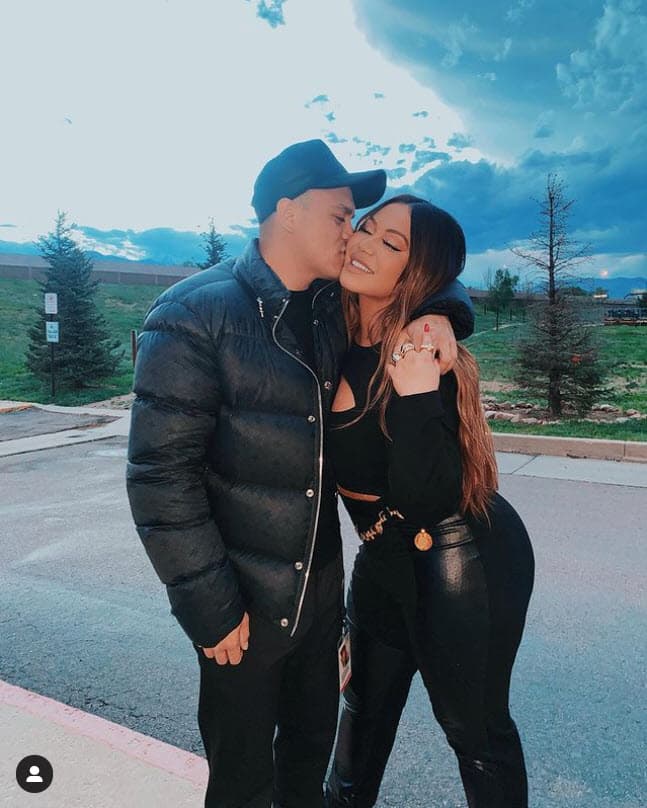 Actualmente, la cantante de 37 años mantiene un 
<b><a href="https://www.univision.com/famosos/bebe-y-boda-chiquis-da-los-ultimos-detalles-sobre-su-relacion-con-emilio-video" target="_blank">romance con el fotógrafo Emilio Sánchez</a></b>, con quien ya supera el año de noviazgo. 
<br>