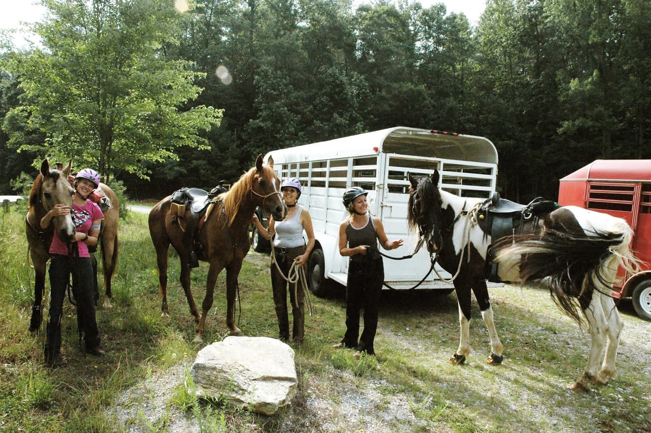 Además, casi 50 millas de senderos están disponibles para excursionistas, jinetes y ciclistas de montaña.