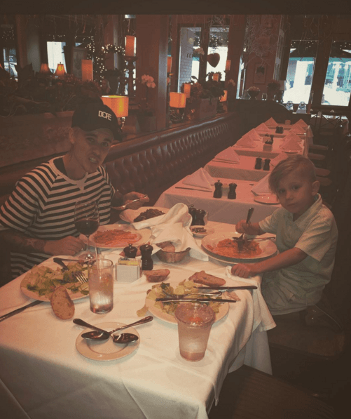¡Con su hermanito! El cantante compartió esta imagen de una comida súper nice junto a una de sus personas favoritas. Ellos sí se tienen amor del bueno.
