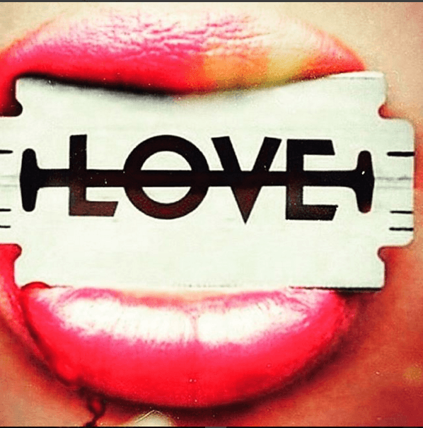 También publicó esta imagen acompañado del post: "The Love Hurts" (El amor duele)