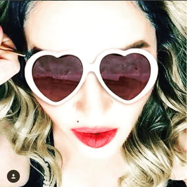 Sí se declaró llena de amor y lo presumió con estos lentes en forma de corazón.