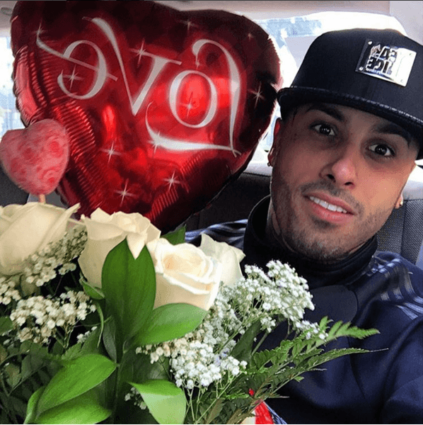 El músico publicó un video en el que dijo "Voy a comprarle un regalo a mi mujer, pero como siempre está conmigo, ahora tuve que escaparme en un taxi..", dijo el reguetonero, y después publicó esta imagen con el detallazo de flores y globos...