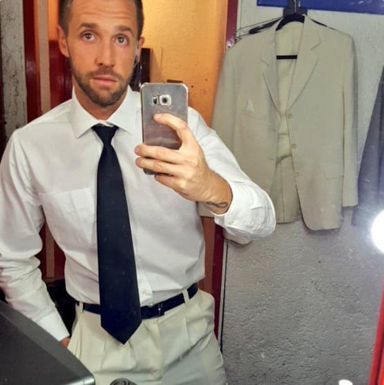 Desde pequeño le gustaban los deportes, algún tiempo practicó natación y hockey.