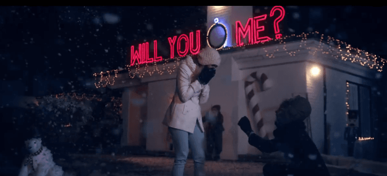 Dile que encienda las luces navideñas y en ese momento aparecerá la pregunta que tanto ha soñado.