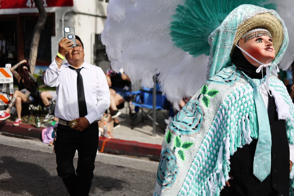 Uno de los danzantes de Tlaxcala se mantuvo en posición mientras les tocaba avanzar en el Desfile.