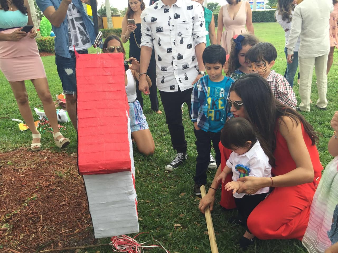 Nuestra primera reina celebró el primer cumpleaños del pequeño Matteo por todo lo alto con una divertida temática circense. Rodeados de amigos y familiares Alejandra y Aníbal lucieron felices junto a su hijo en una celebración que jamás olvidarán.