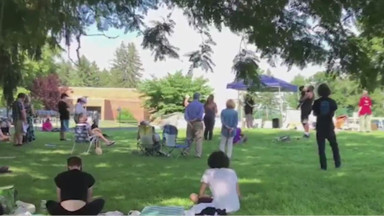 Si bien la separación tuvo lugar a cientos de millas de distancia de la mancomunidad, algunos niños en el programa terminaron en refugios para jóvenes de Pensilvania que tienen contrato con la Oficina de Reasentamiento de Refugiados, según HIAS, una organización sin fines de lucro que ofrece capacitación sobre el conocimiento de sus derechos para niños inmigrantes no acompañados. 
<br>