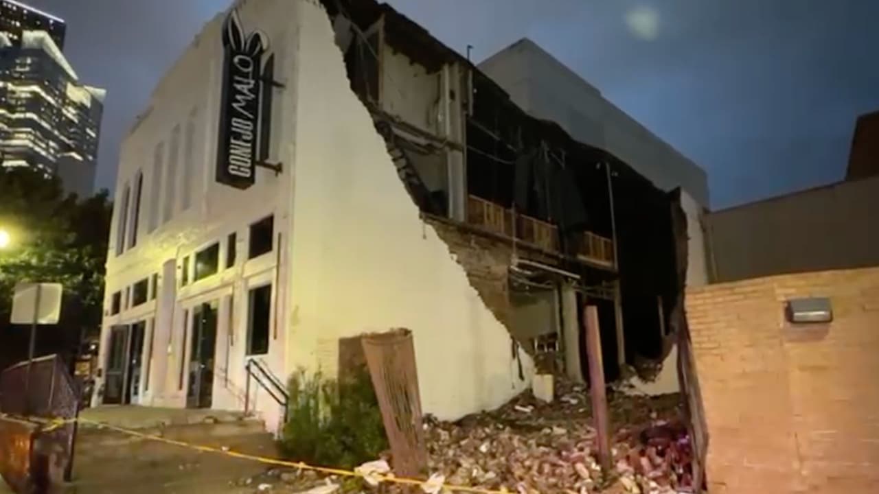 Este local en la calle Commerce, en el centro de Houston, perdió parte de su estructura y se cree que el edificio podría colapsar.
