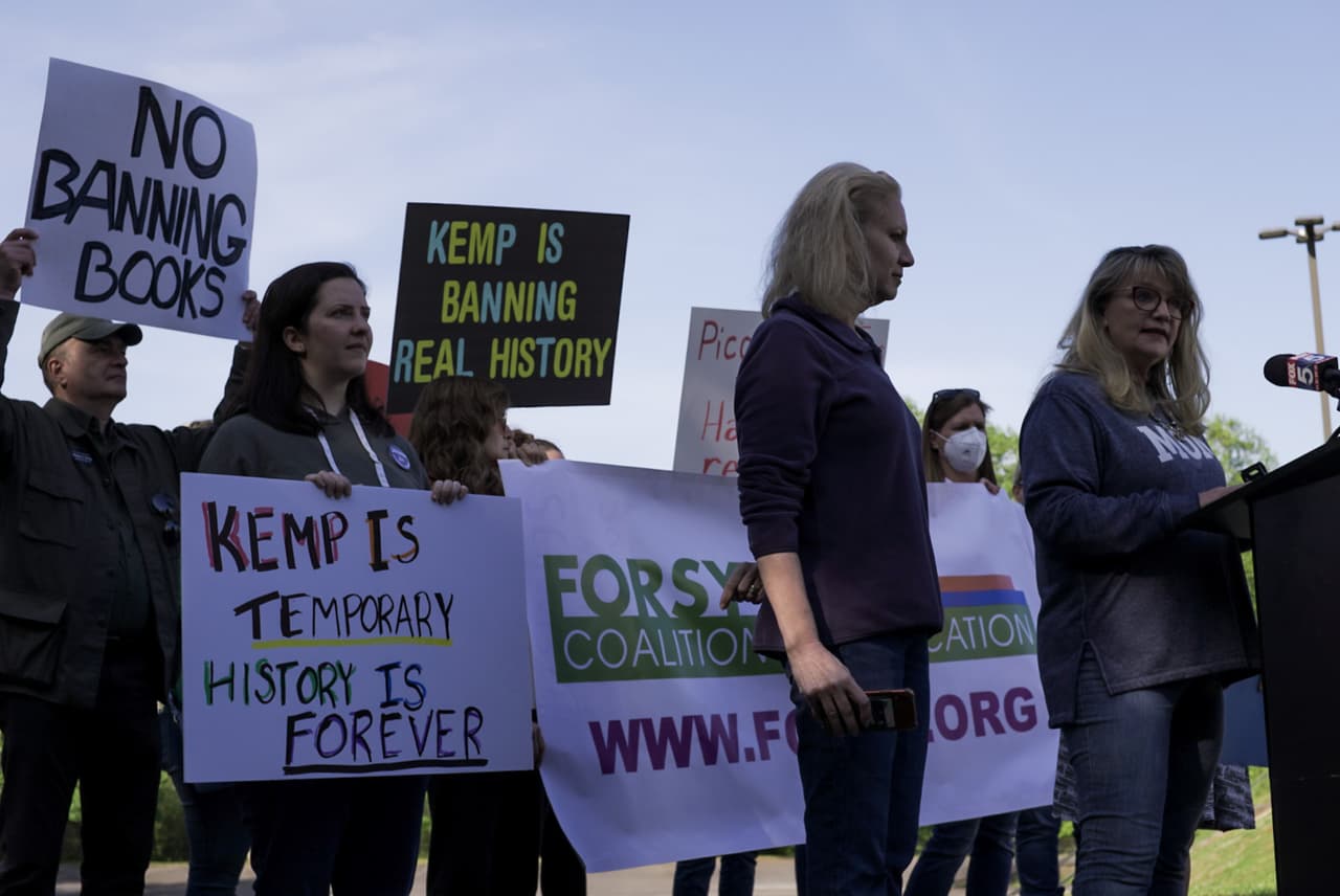 Kemp firma leyes que limitan la enseñanza de temas “divisivos” en las escuelas de Georgia 