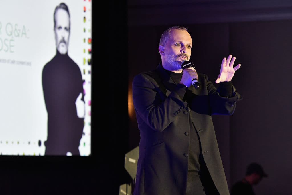 <b>Miguel Bosé </b>sufrió la misma experiencia, solo que le pedían dinero por no mostrar las fotos de sus hijos, por lo que el artista hizo un llamado a los medios de comunicación pidiendo que no expusieran mediáticamente a su familia, luego de no acceder al pago y tener el rostro de sus hijos expuesto en la red en septiembre de 2017. 
<br>