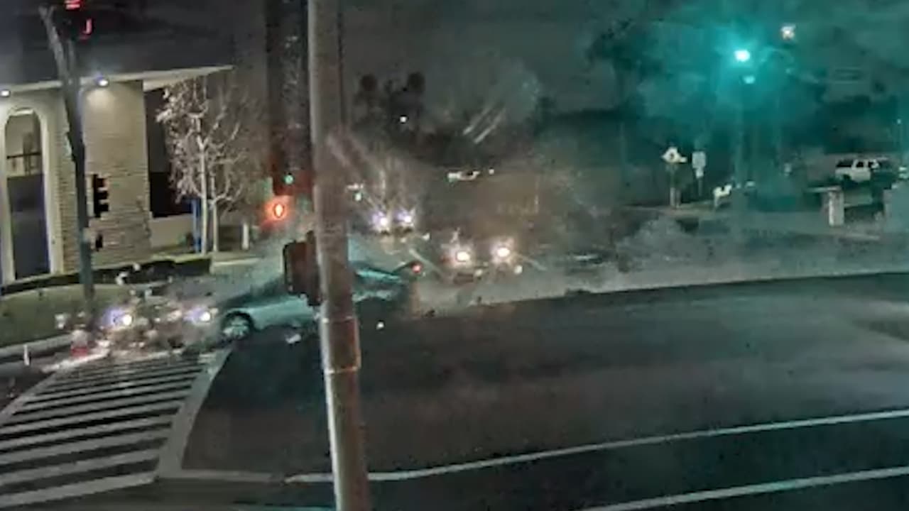 Captado en video: Buscan a sospechoso de choque y fuga que dejó a cinco personas heridas