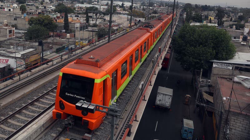 Escándalo en México por video sexual en el que aparece un policía: fue grabado en el metro de la capital