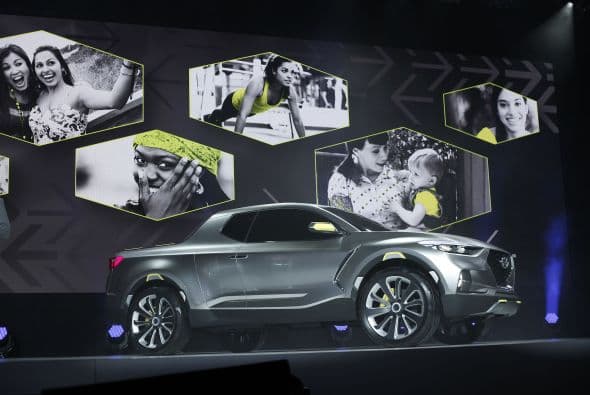 Hyundai presentó otro de sus conceptos excéntricos, ahora tocó el turno a la SantaCruz, una pickup compacta con estilo futurista.